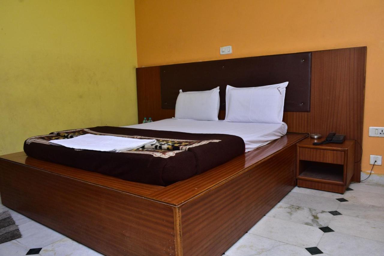 Hotel Mid East Haridaspur ภายนอก รูปภาพ