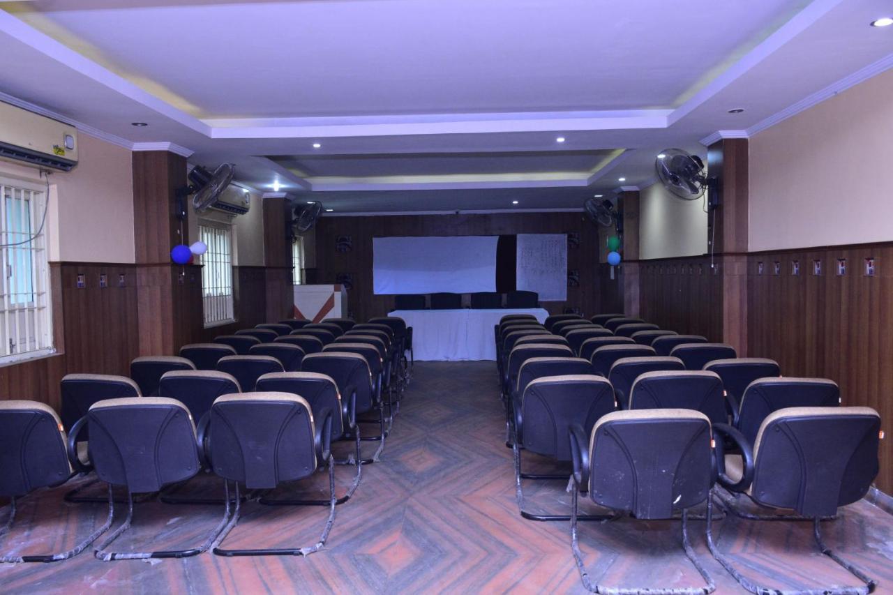 Hotel Mid East Haridaspur ภายนอก รูปภาพ