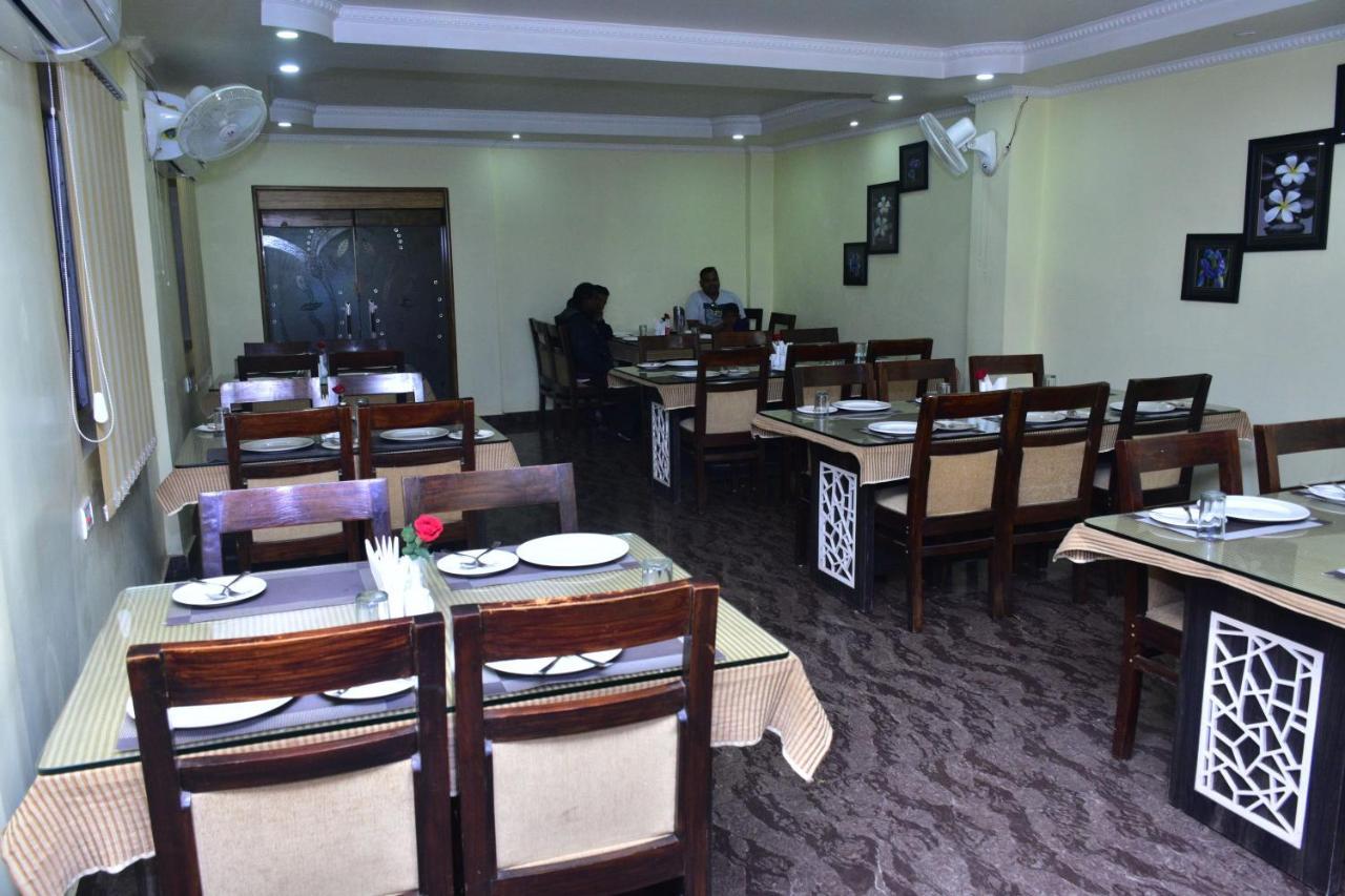 Hotel Mid East Haridaspur ภายนอก รูปภาพ